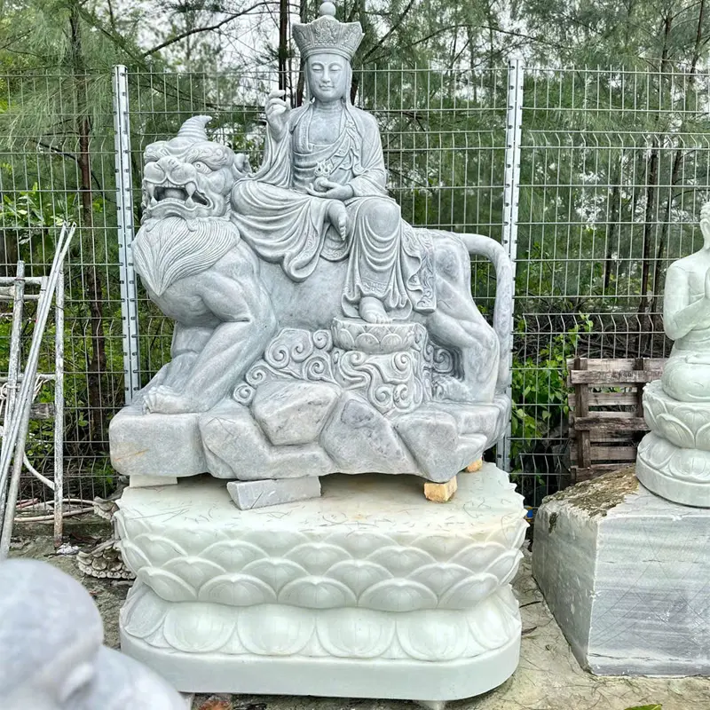 Tượng Địa Tạng Bồ Tát cưỡi sư tử đá
