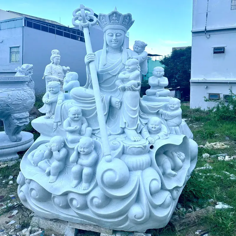 Tượng Địa Tạng Vương Bồ Tát ngồi cùng trẻ em